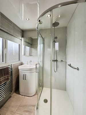 Shower room- click for photo gallery